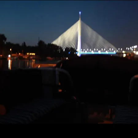 Luksuzan Brod Na Obali Reke Botel *