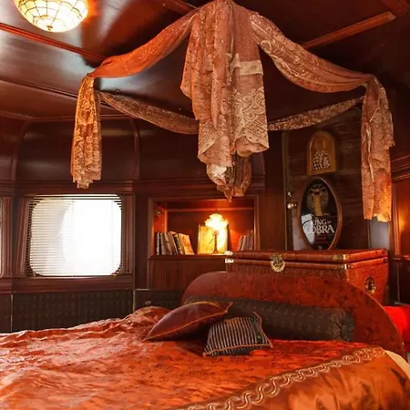 Botel Luksuzan Brod Na Obali Reke