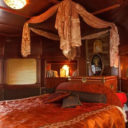 Luksuzan Brod Na Obali Reke Botel