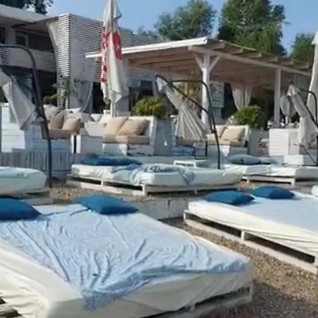 Botel Luksuzan Brod Na Obali Reke