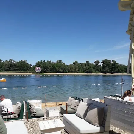 Luksuzan Brod Na Obali Reke Botel