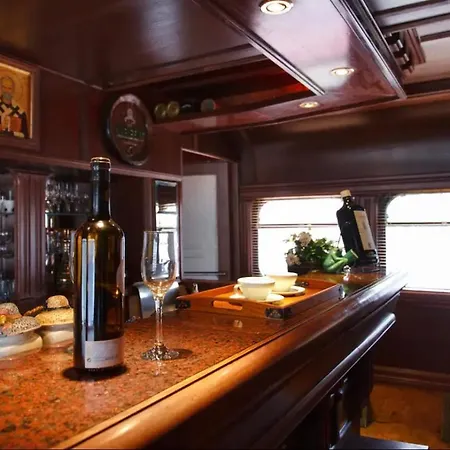 Botel Luksuzan Brod Na Obali Reke